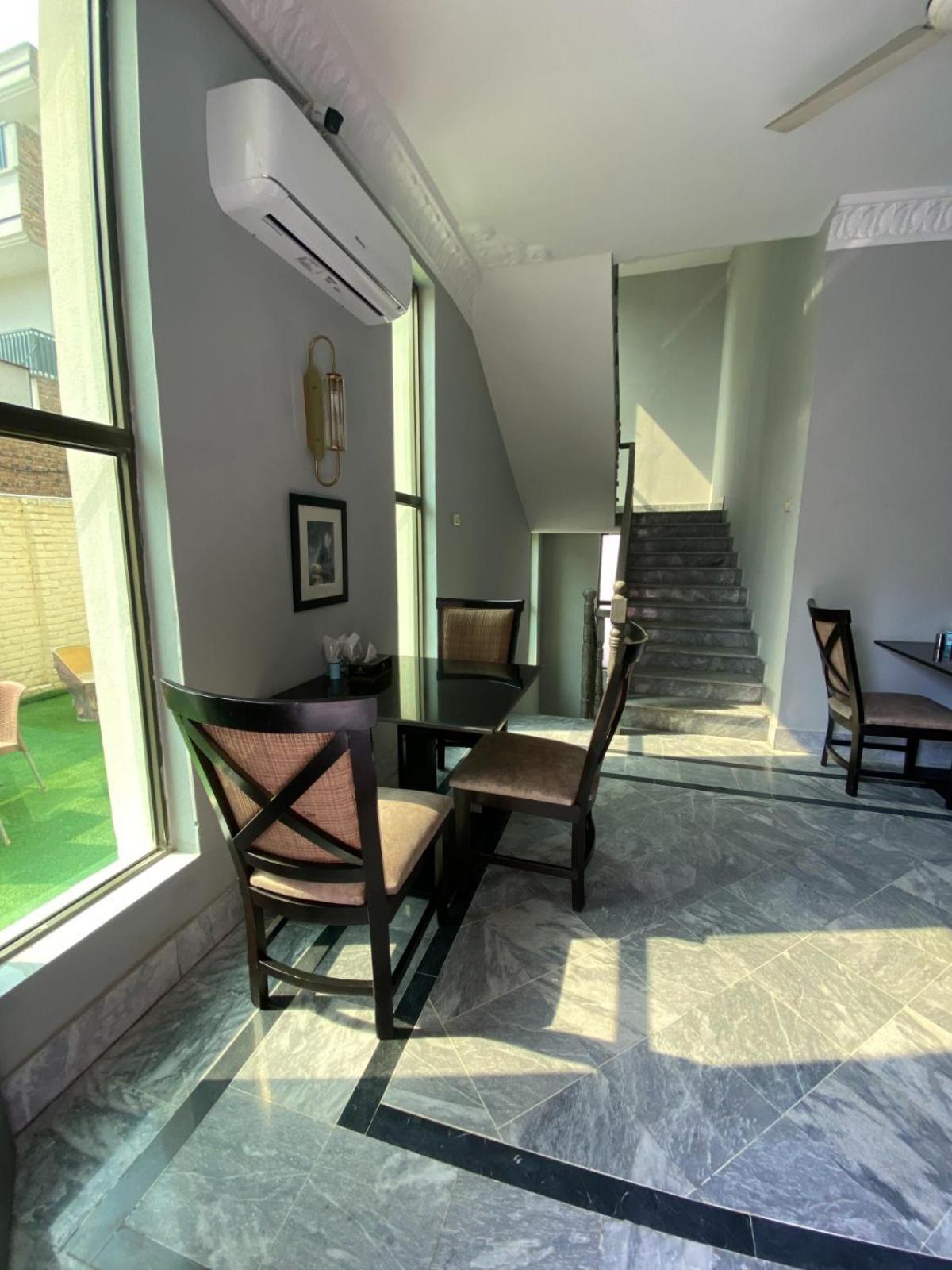 Vip Express Hotell Peshawar Exteriör bild