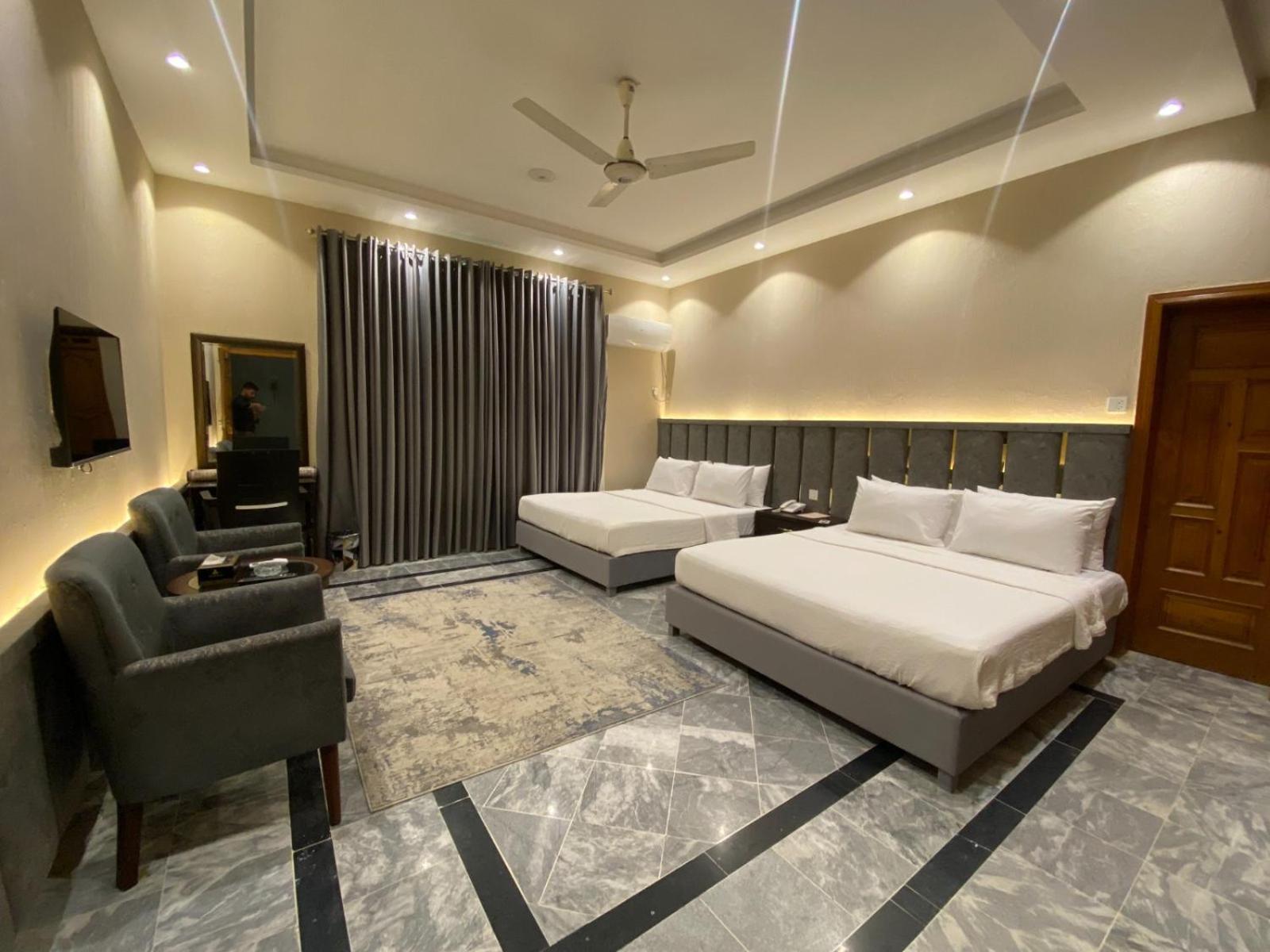 Vip Express Hotell Peshawar Exteriör bild