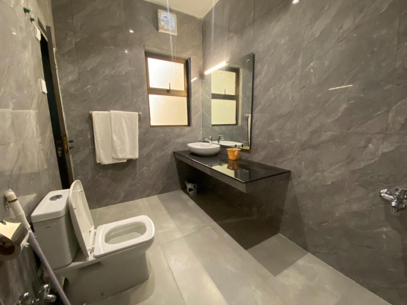 Vip Express Hotell Peshawar Exteriör bild